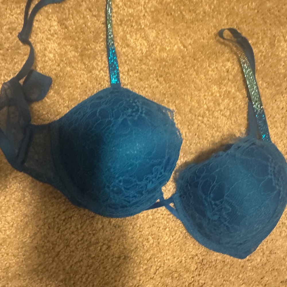 Victoria secret bombshell Blue Lace Bra two cups bigger